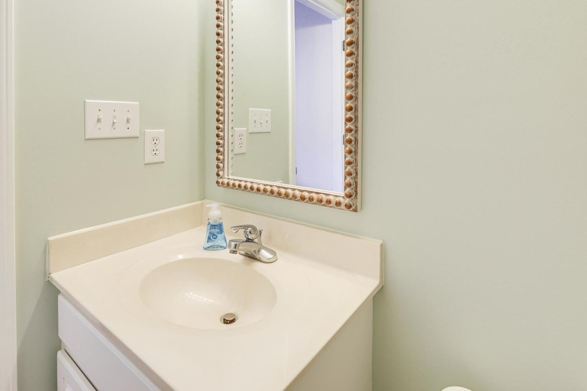 Well-Equipped Emerald Isle Townhome Pets Welcome! Exterior photo