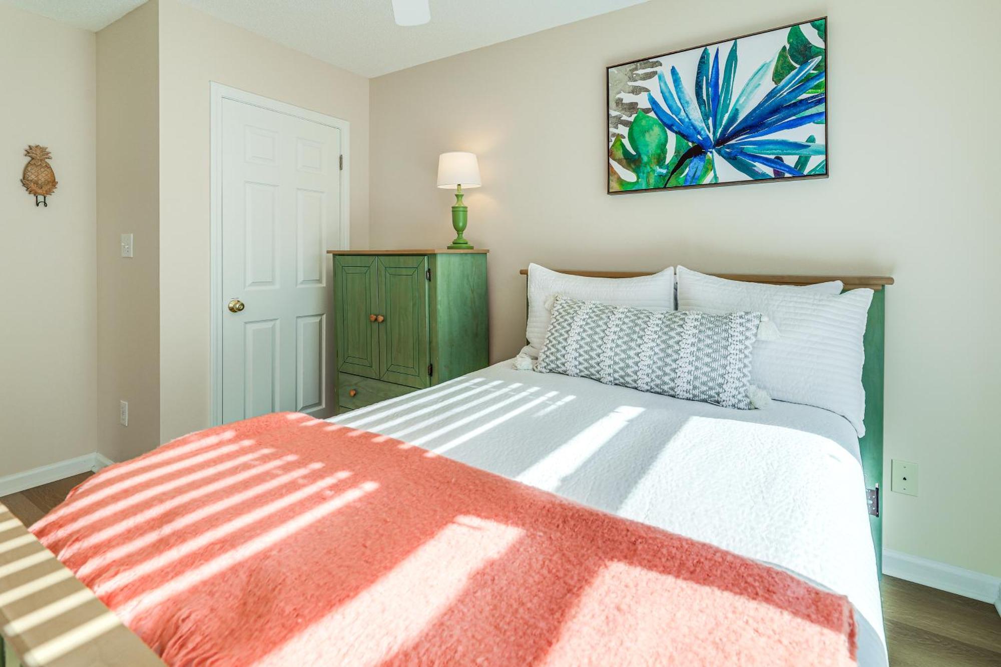 Well-Equipped Emerald Isle Townhome Pets Welcome! Exterior photo