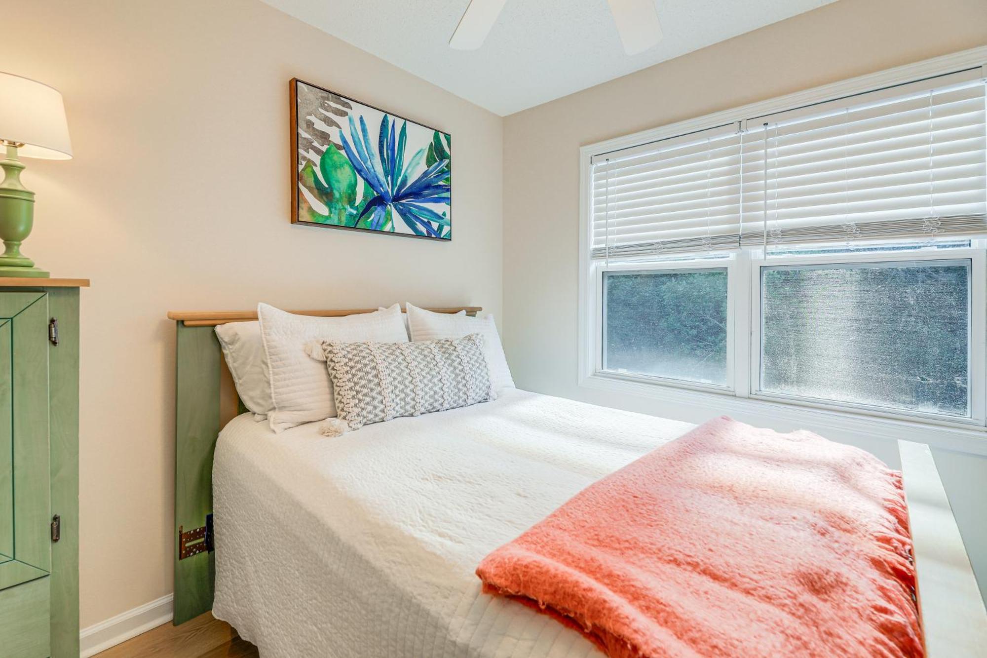 Well-Equipped Emerald Isle Townhome Pets Welcome! Exterior photo